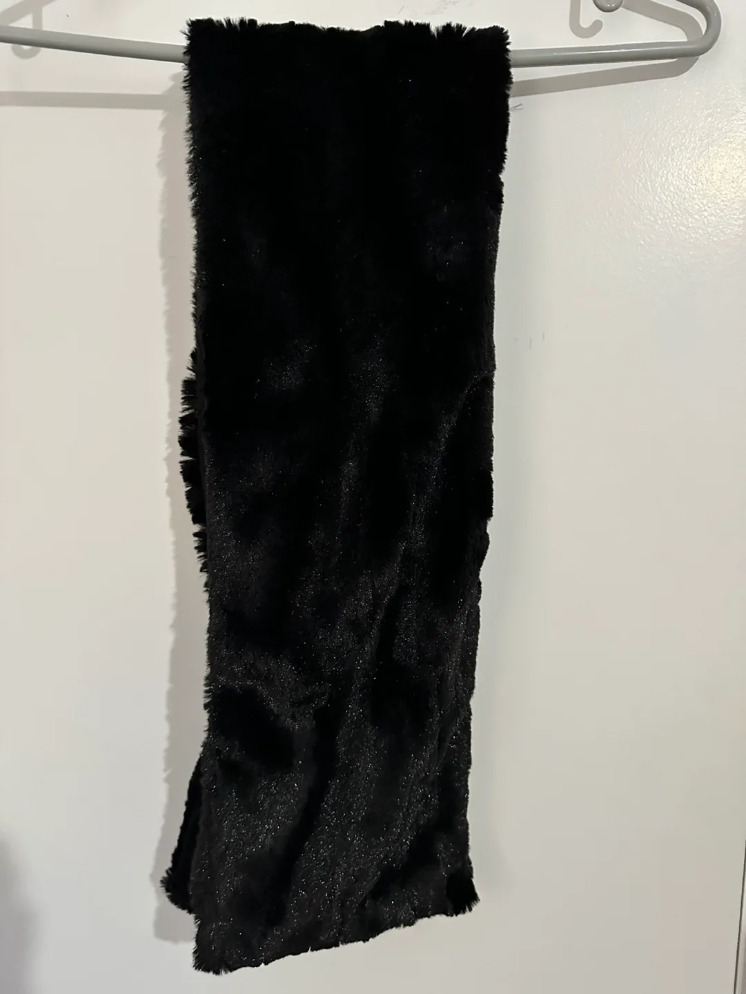 Black Faux Fur Scarf - Guillaume image indicator(2)
