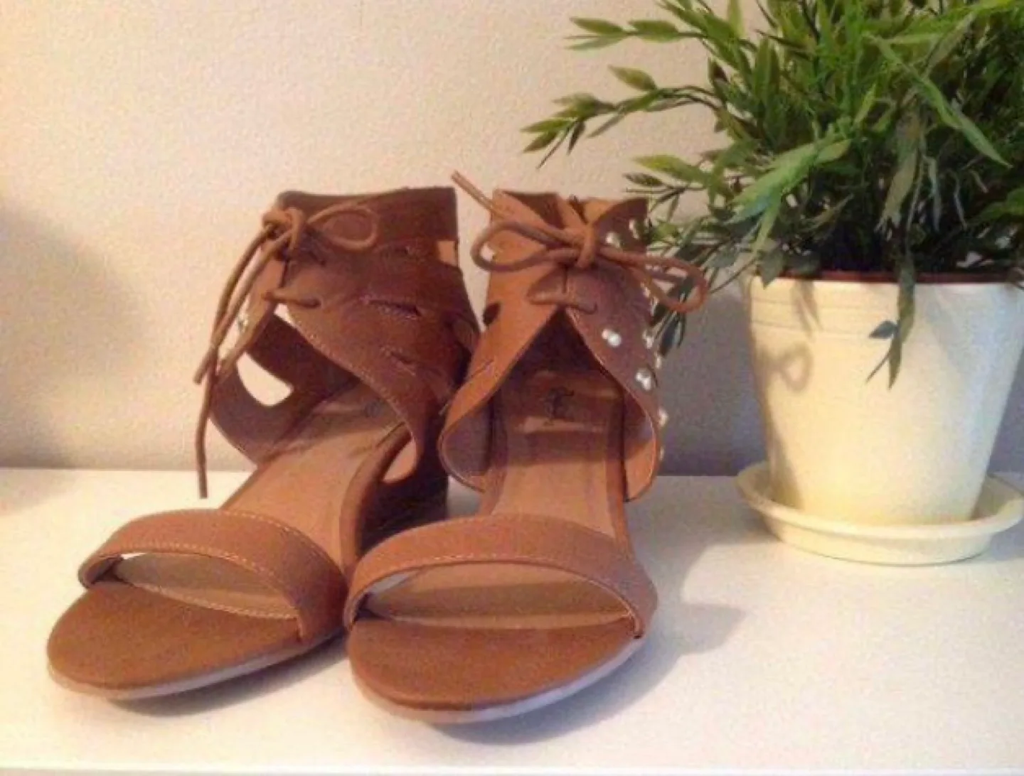 New Unworn Sandals Sz 8 image indicator(2)