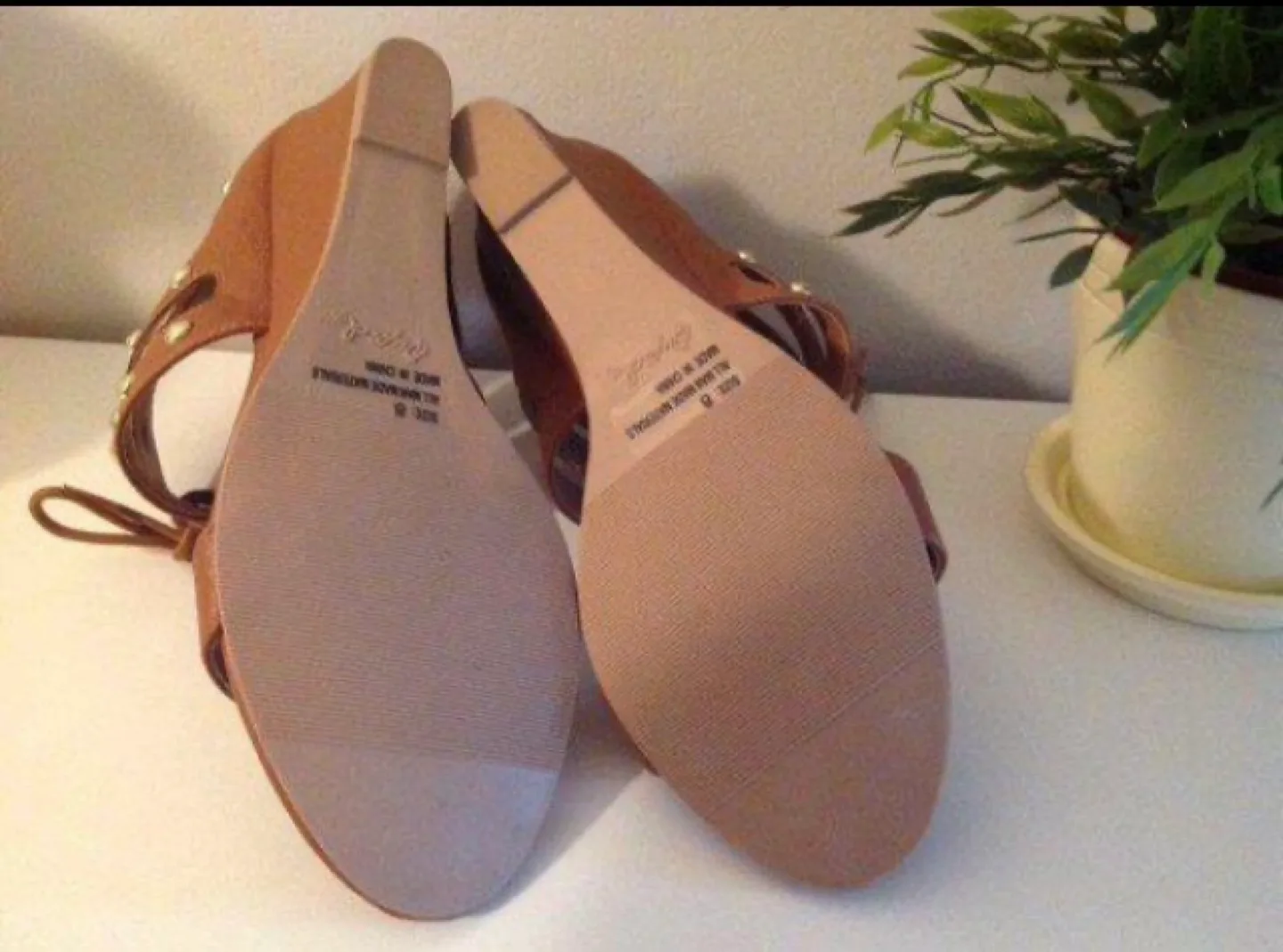 New Unworn Sandals Sz 8 image indicator(3)