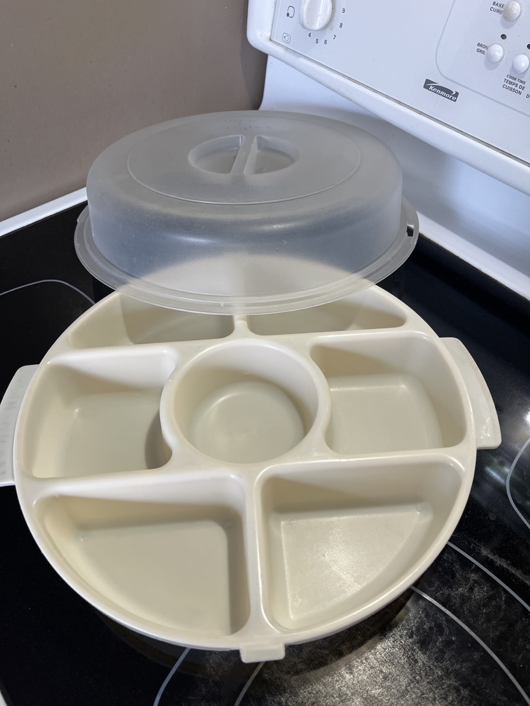 Vintage Rubbermaid  6-compartment Serving Dish with Lid