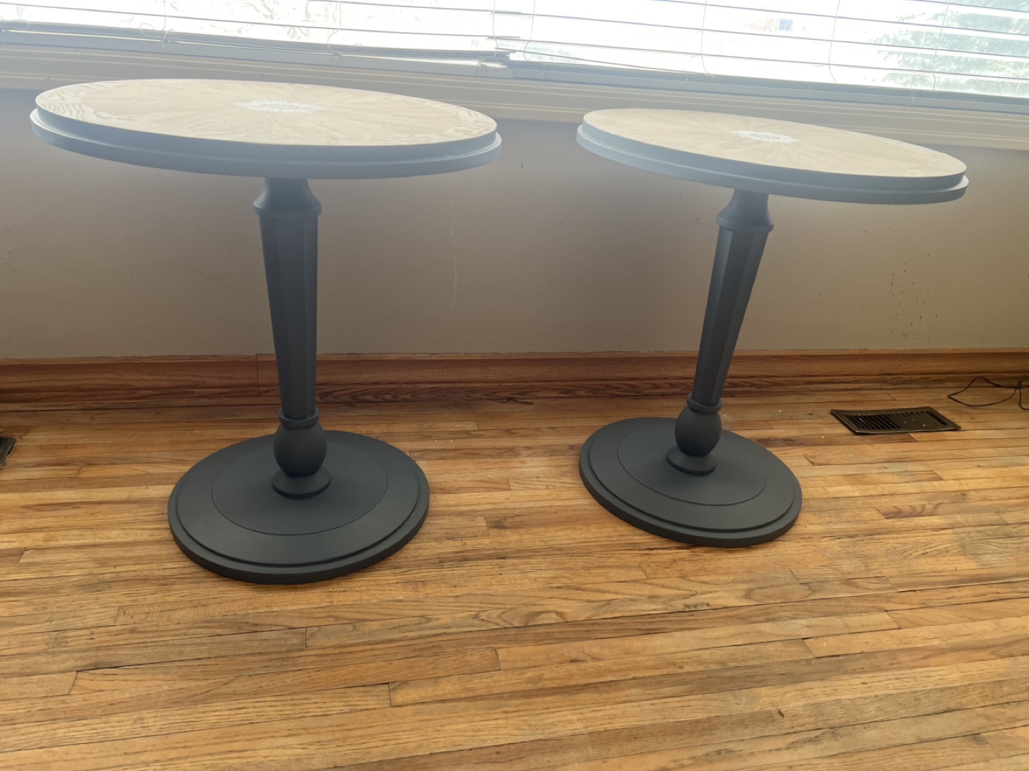 Set of two charming round accent tables - photo 2