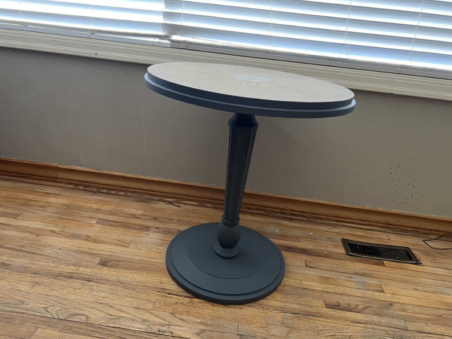 Set of two charming round accent tables - photo 3