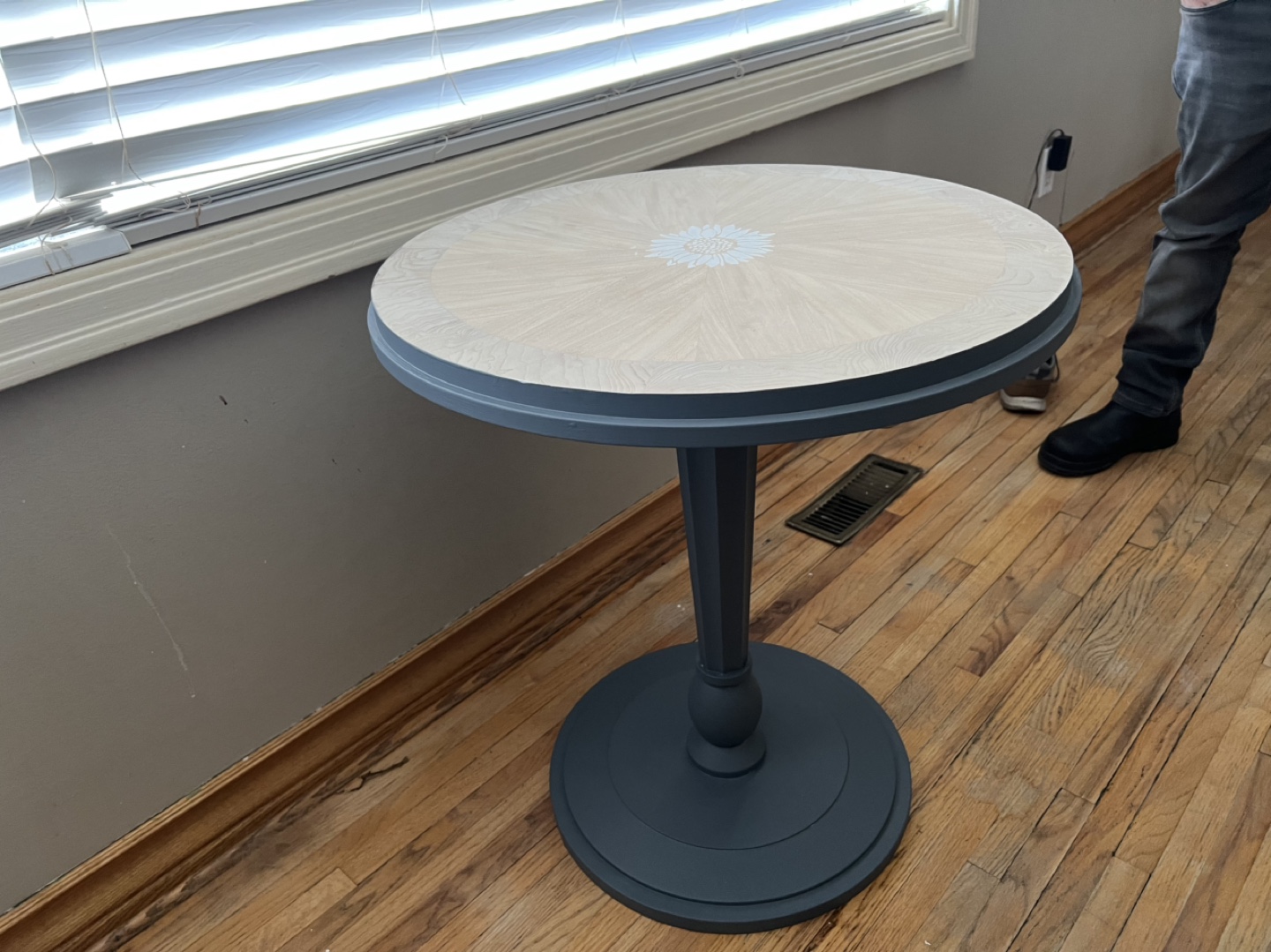 Set of two charming round accent tables - photo 4