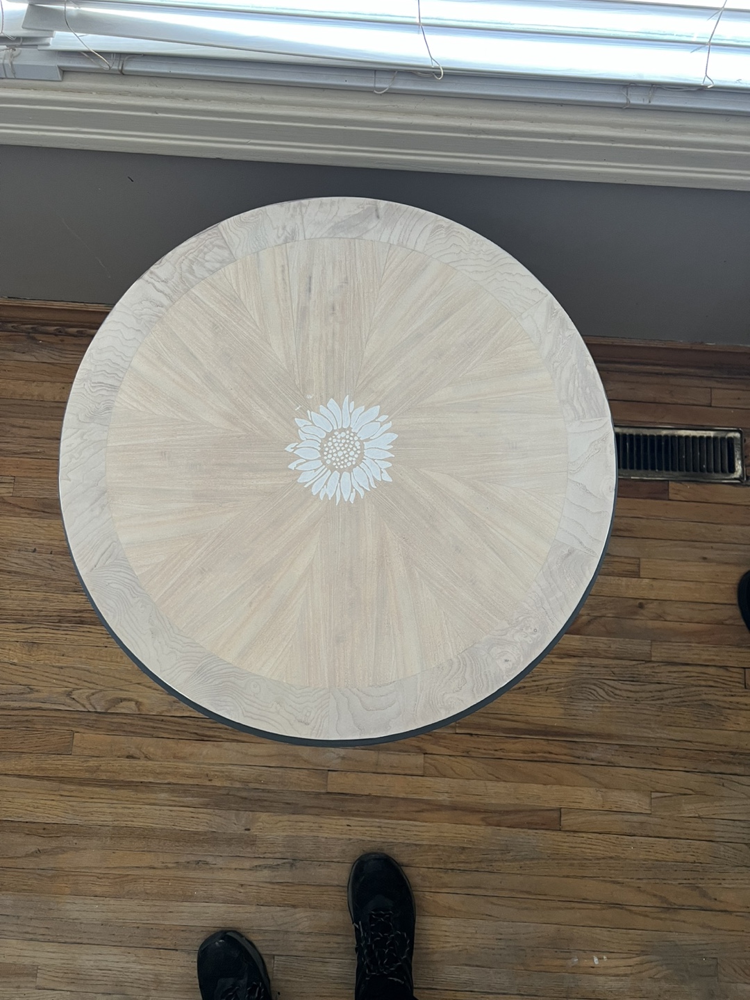 Set of two charming round accent tables - photo 5