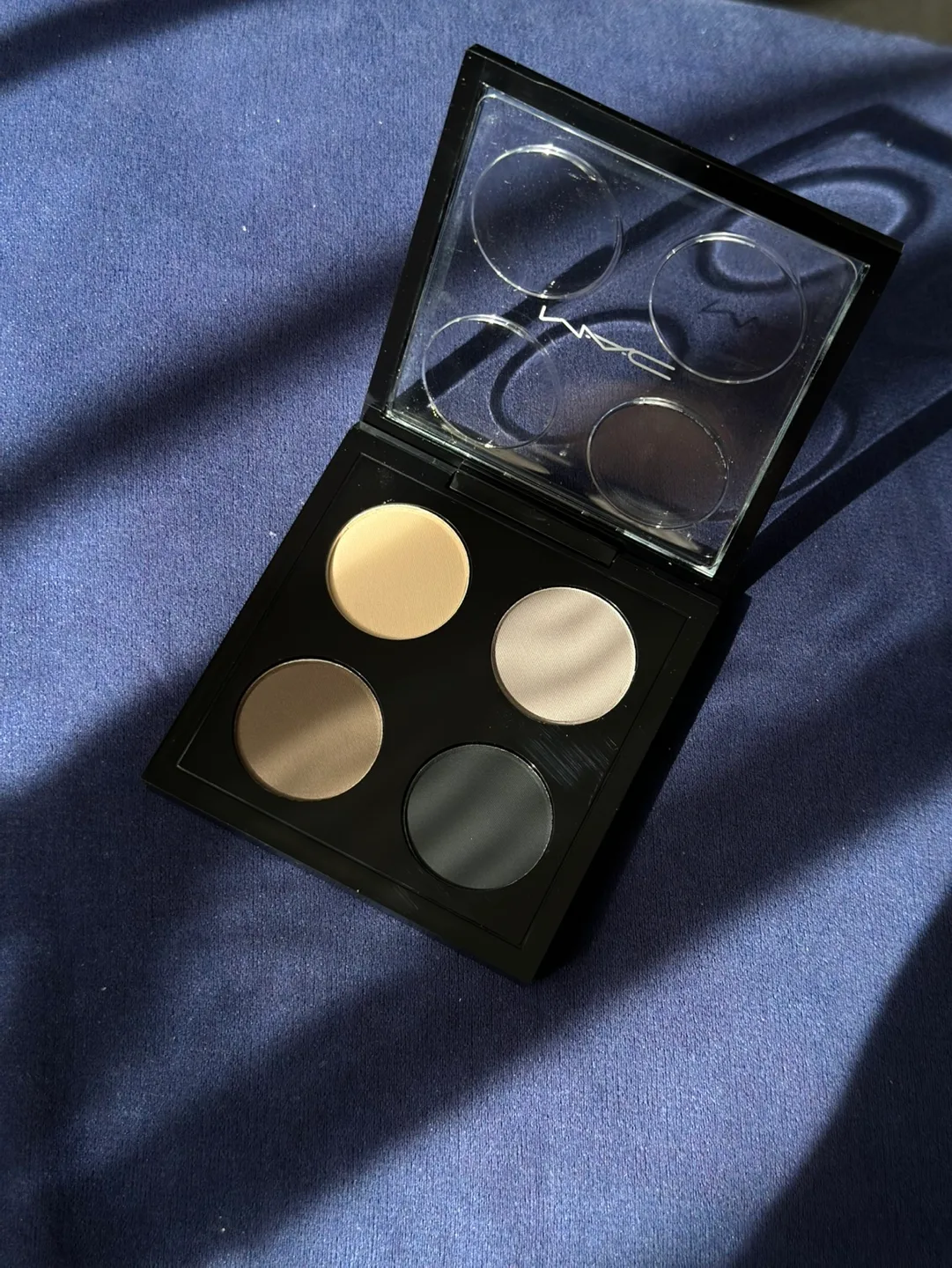 MAC Cosmetics Eyeshadow Quad image indicator(2)