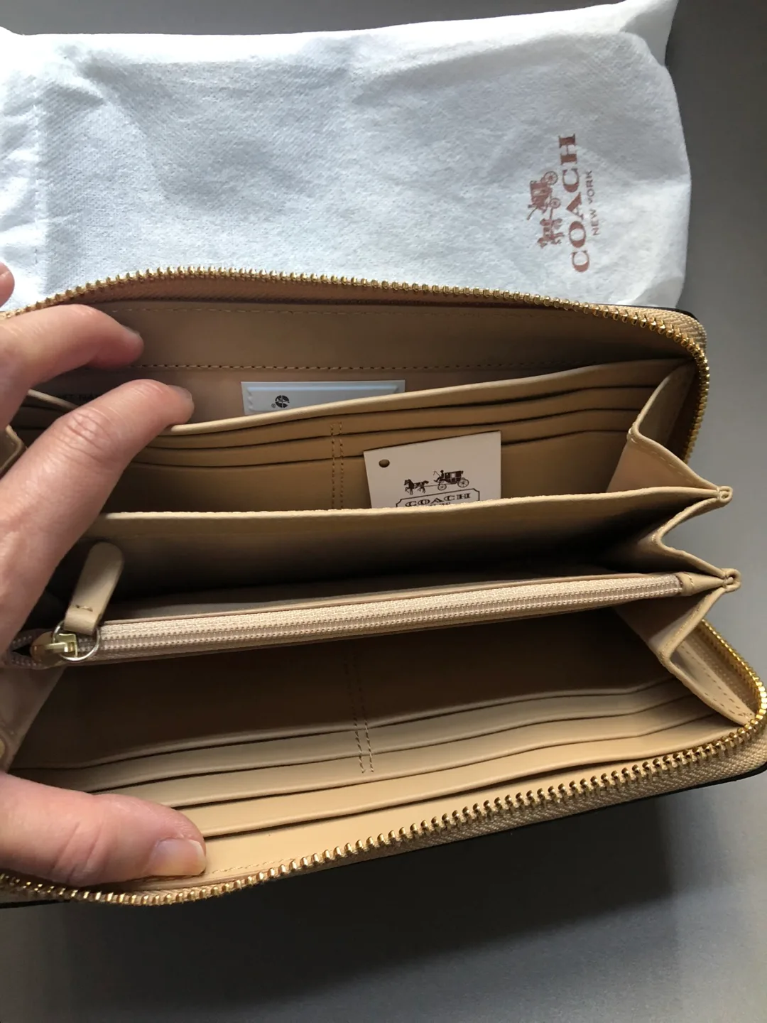 *Giftable* New Coach Wallet w dust bag image indicator(2)