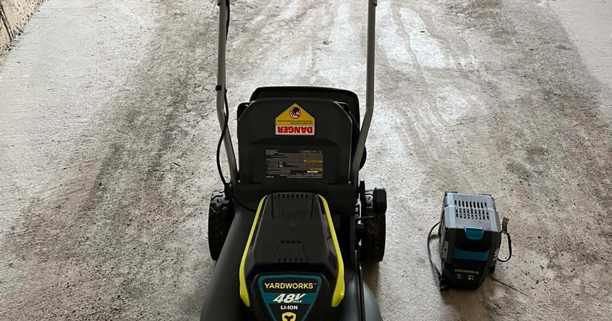 Yardworks 48V Cordless Lawn Mower with Battery Karrot