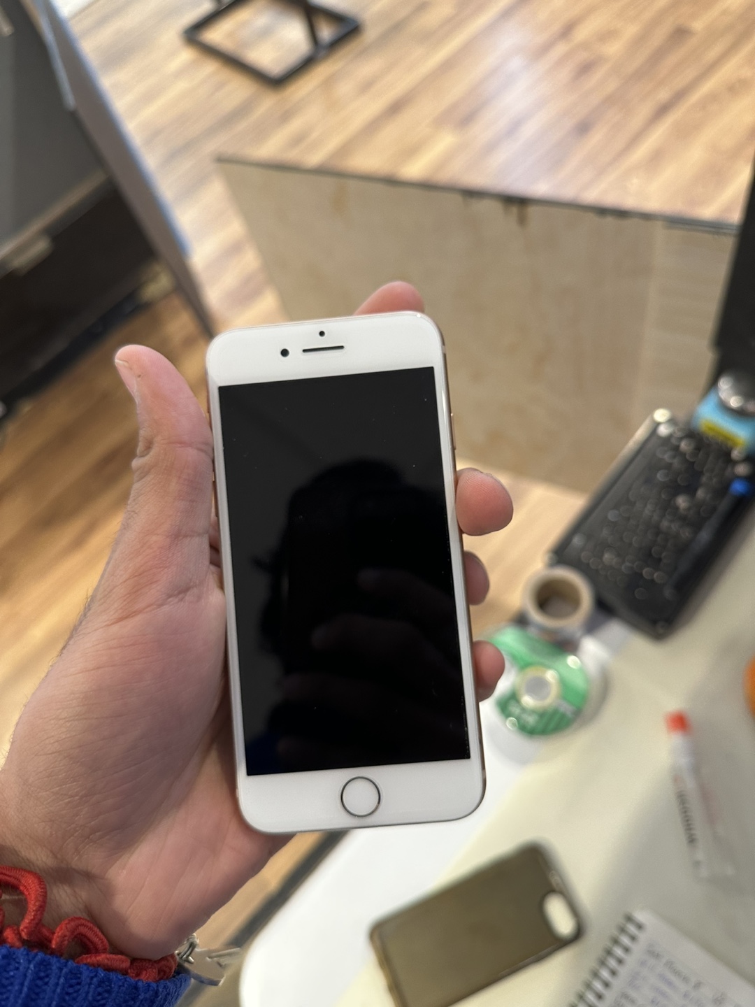 iPhone 8 - photo 2