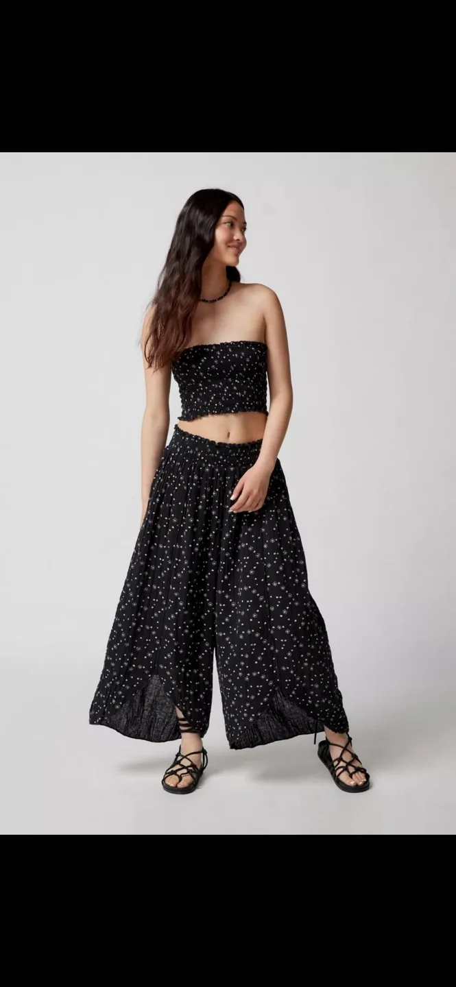 Urban Outfitters Black and White Star Wide Leg Pants image indicator(2)
