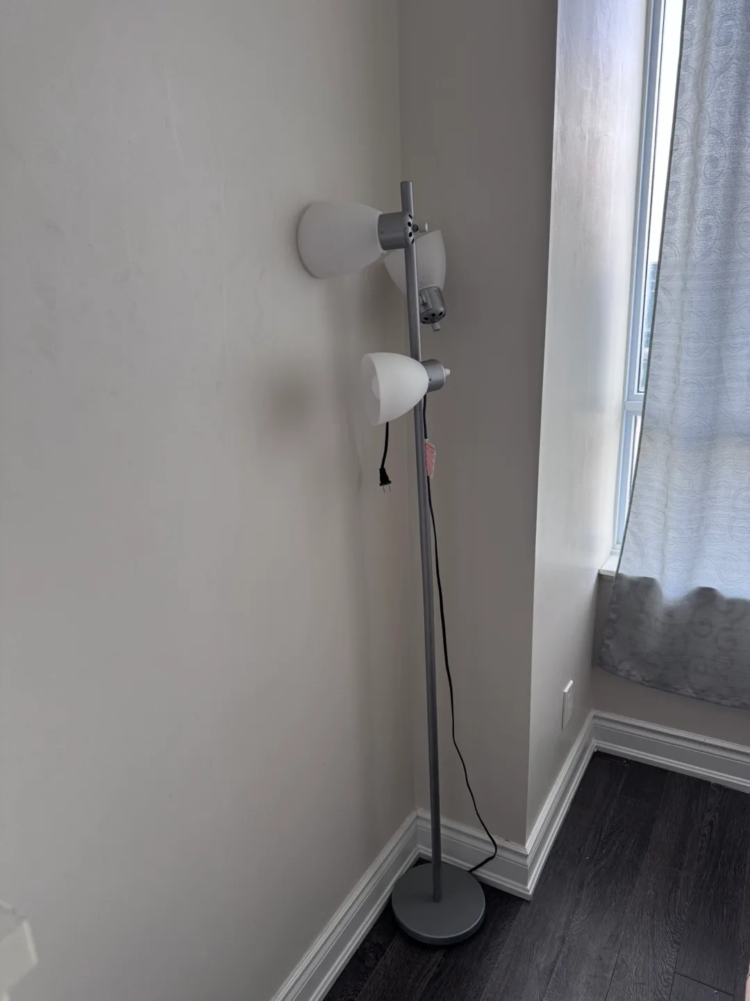 Three-light Floor Lamp with Adjustable Heads image indicator(2)