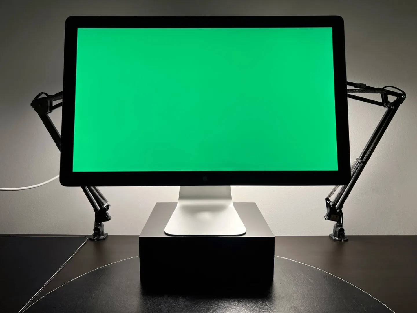 Apple Thunderbolt Display - 27” - 2K - 2560x1440 pixels - A1407 image indicator(7)