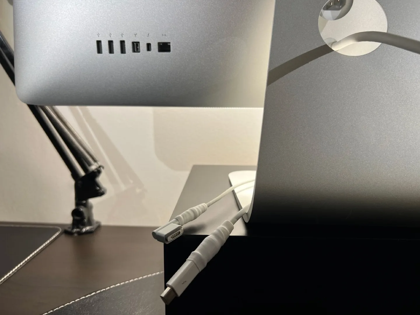 Apple Thunderbolt Display - 27” - 2K - 2560x1440 pixels - A1407 image indicator(3)