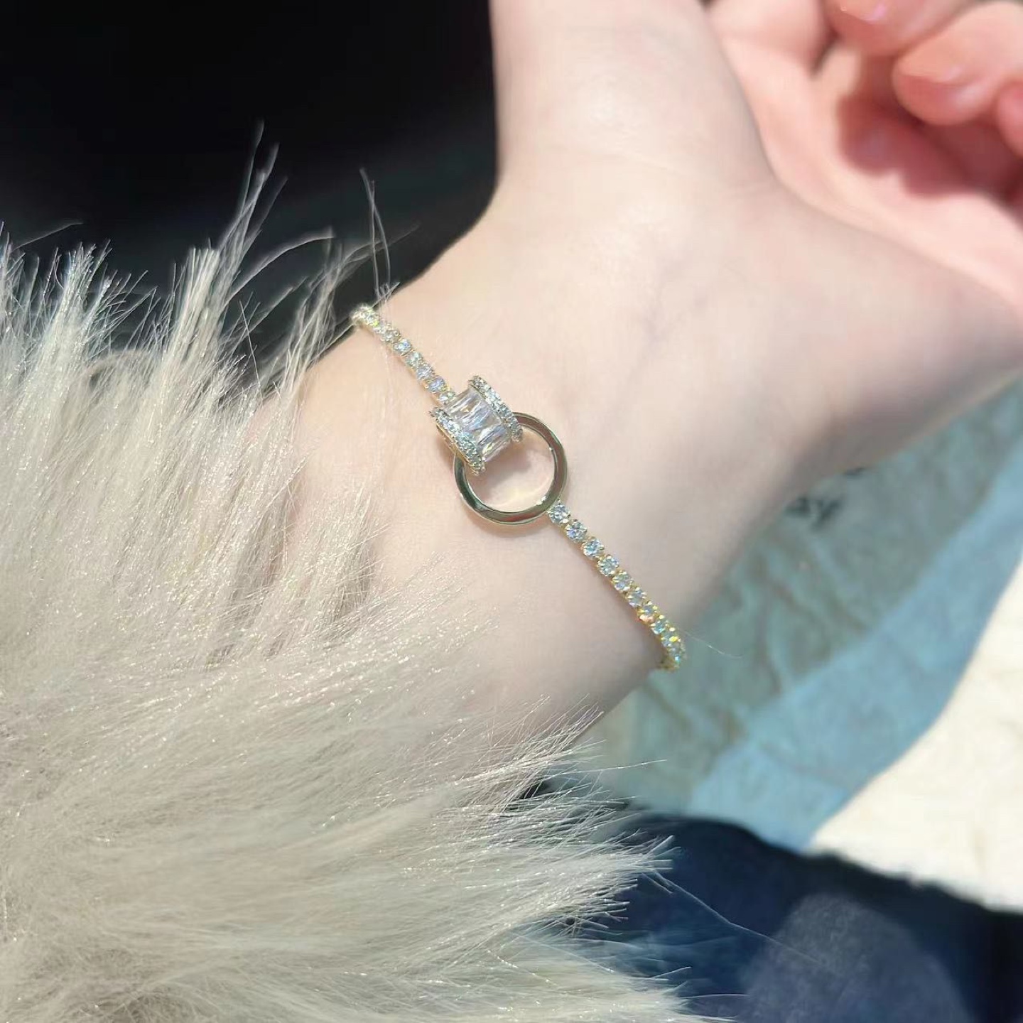 Elegant Gold Plated Interlocking Bracelet - photo 3