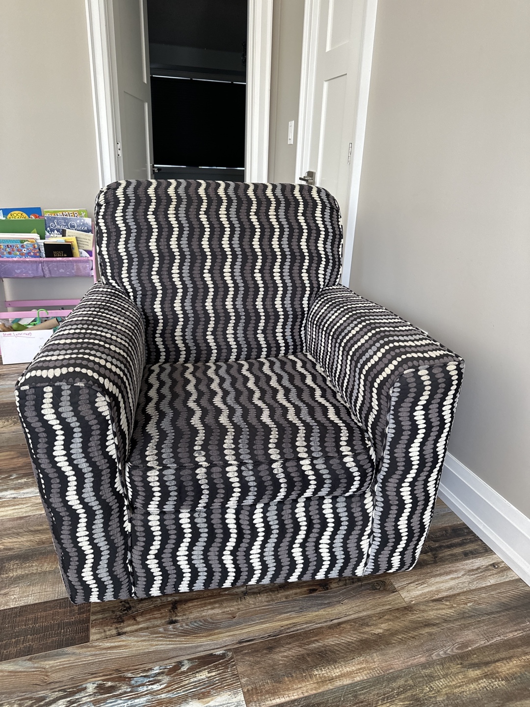 Swivelling Accent Chair - Grey and Black Pattern
