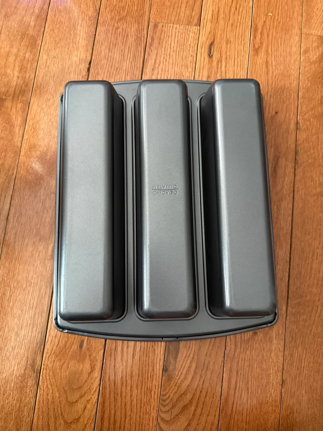 Chicago Metallic Triple Loaf or lasagna Pan image indicator(3)