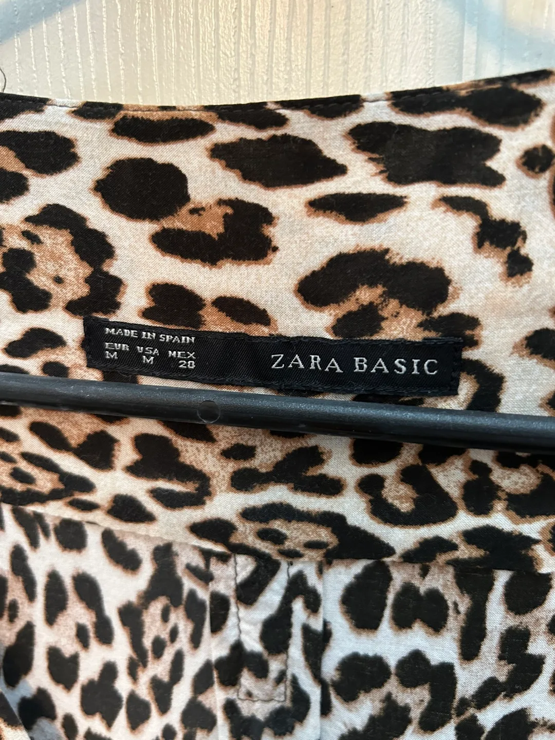 ZARA Leopard Print V Neck Top - Size Medium image indicator(4)