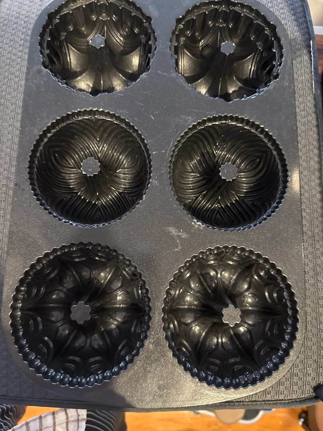Nordic Ware 6-Cup Bundt Cake Pan image indicator(3)