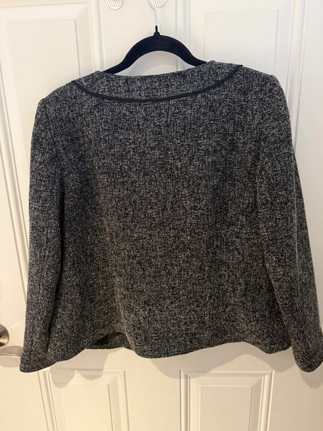 Women's Grey Tweed Suit Jacket and Skirt Set image indicator(2)