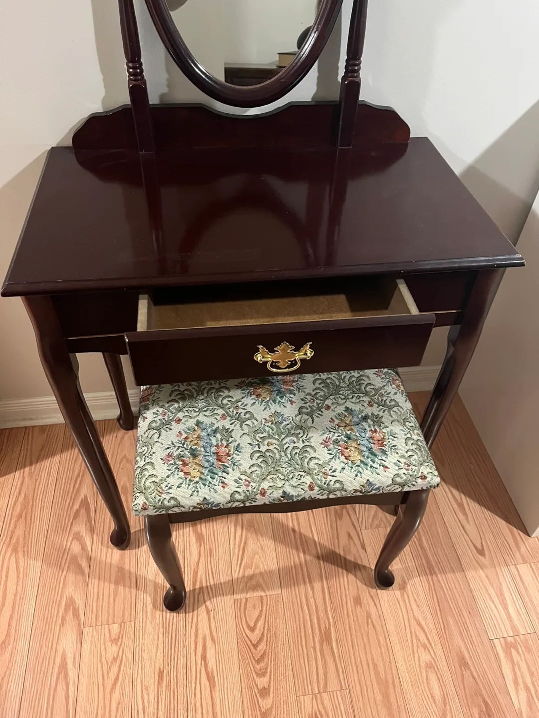 Vintage Vanity Set with Mirror and Stool image indicator(2)