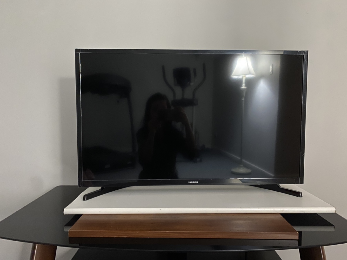 Samsung 32-inch Smart TV with Stand - photo 3