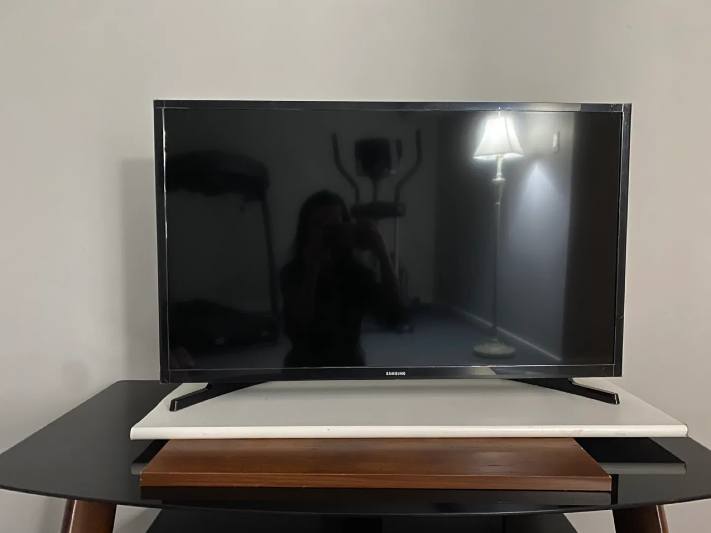 Samsung 32-inch Smart TV with Stand image indicator(3)