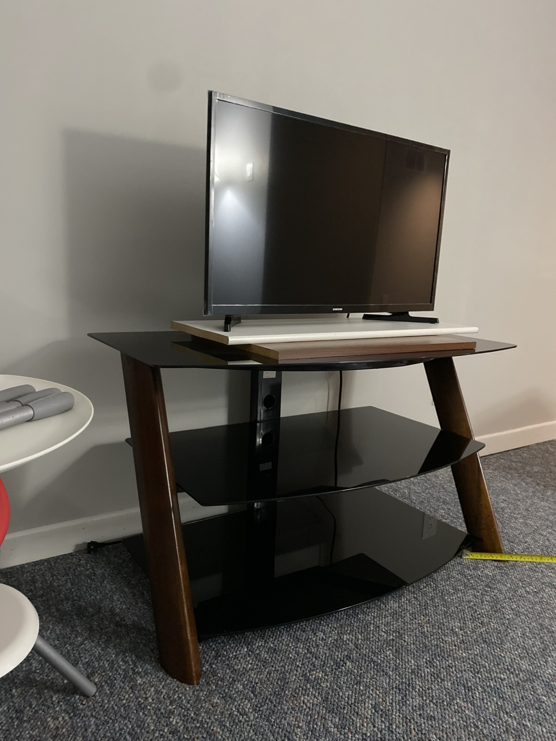 Samsung 32-inch Smart TV with Stand - photo 2