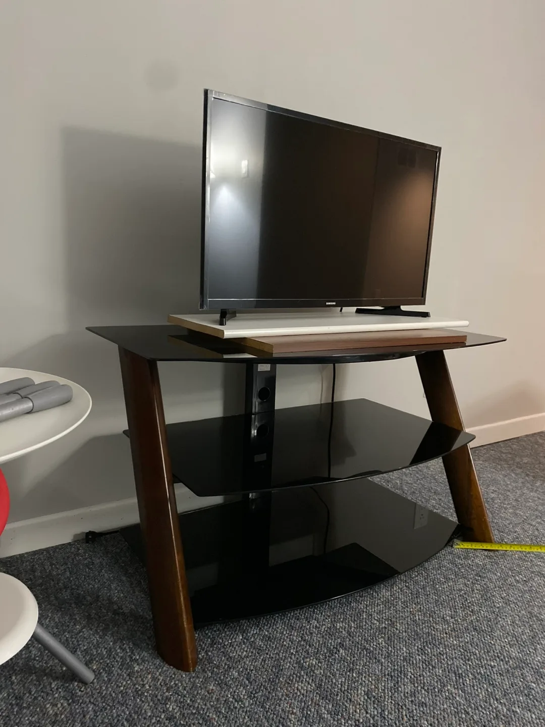 Samsung 32-inch Smart TV with Stand image indicator(2)