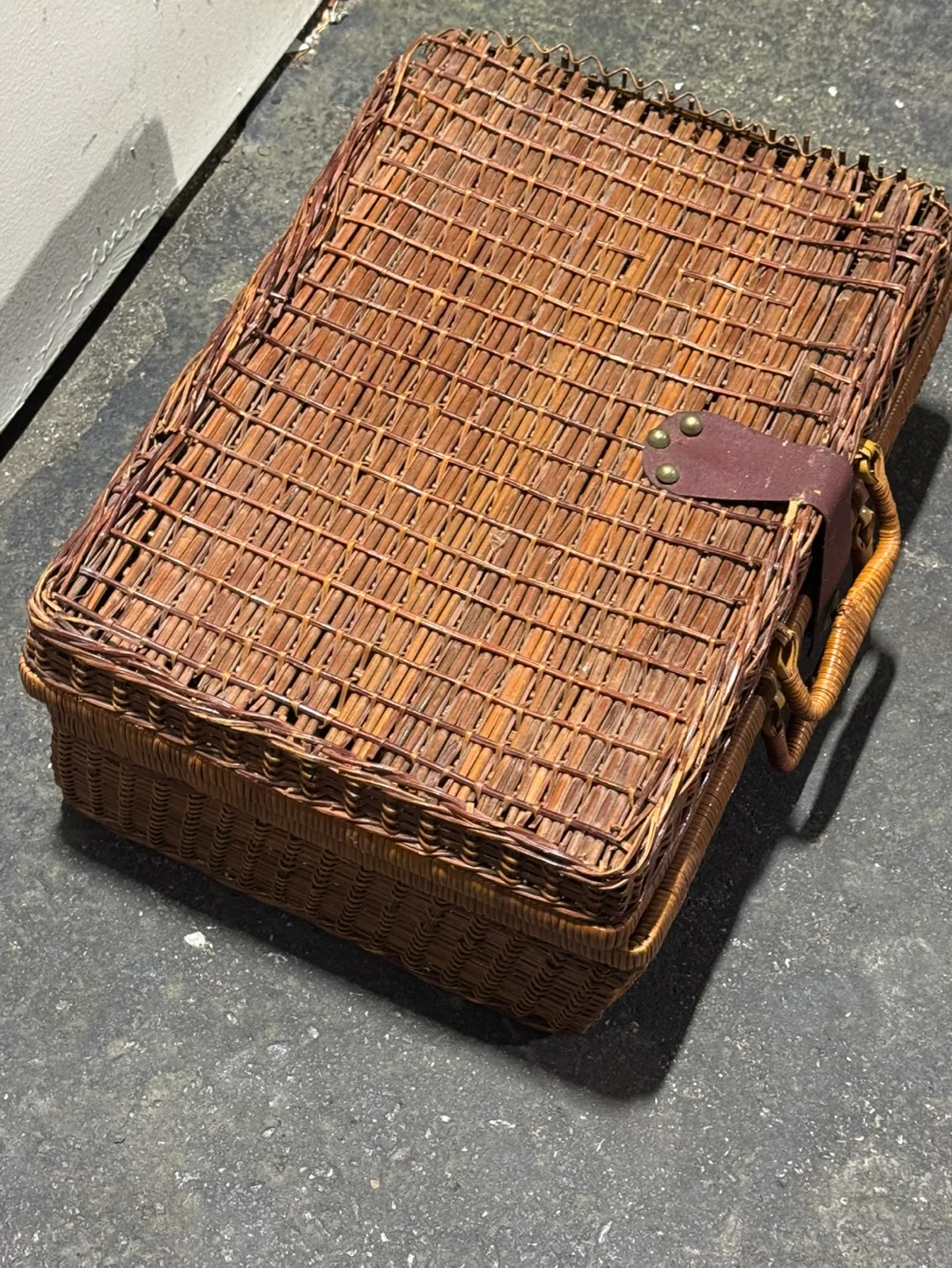 Vintage Wicker Picnic Basket image indicator(2)