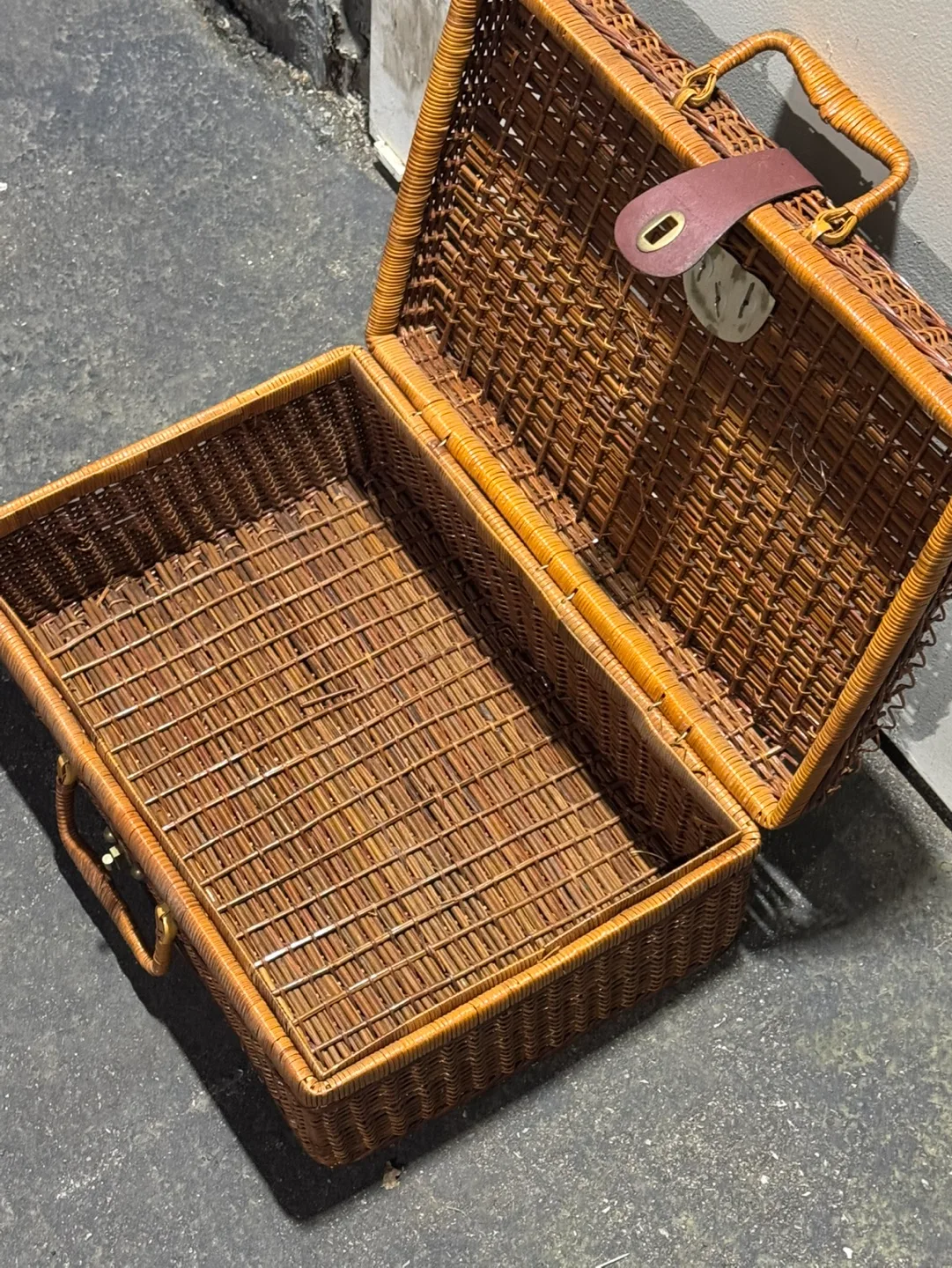Vintage Wicker Picnic Basket image indicator(4)