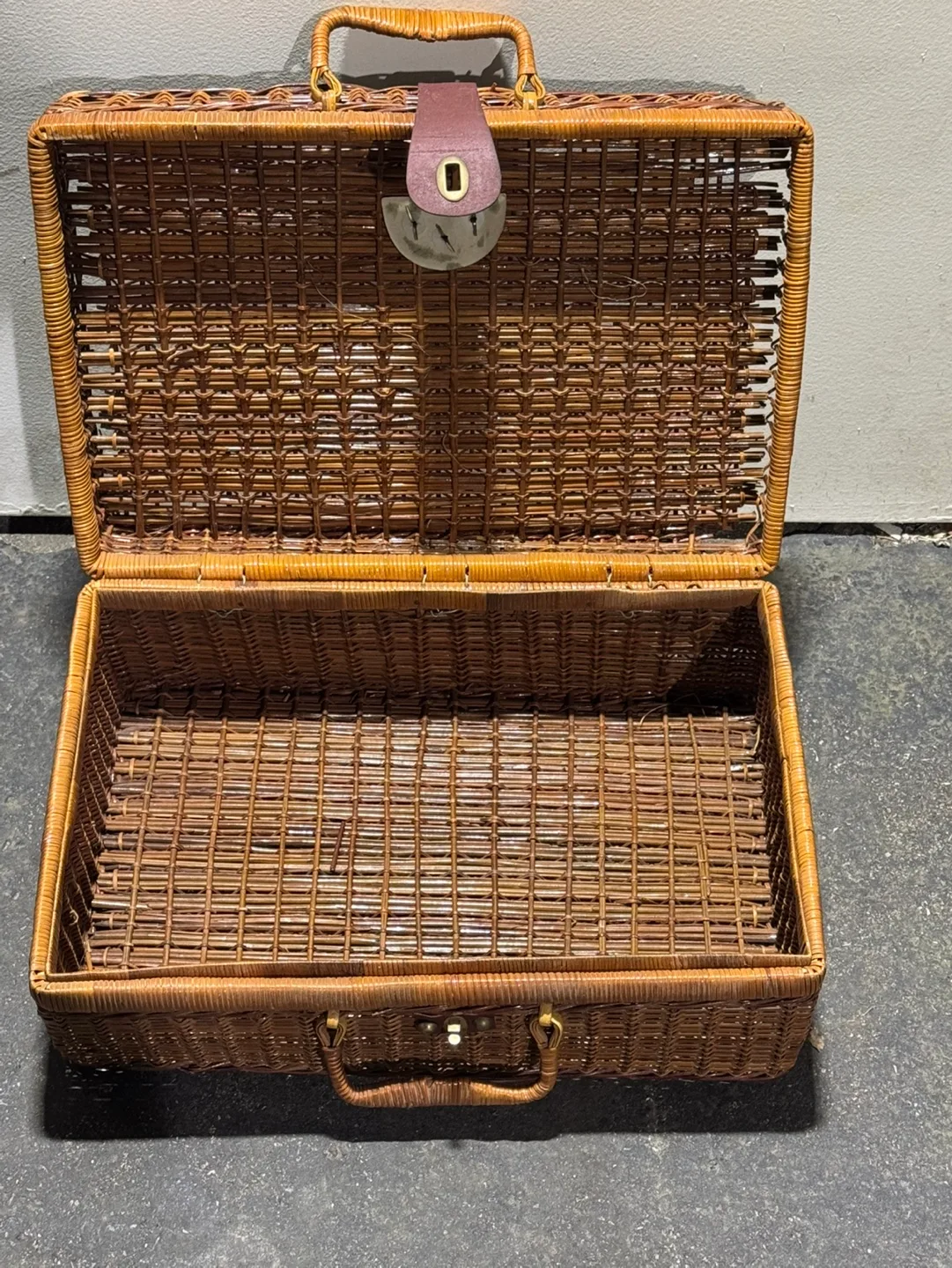 Vintage Wicker Picnic Basket image indicator(3)