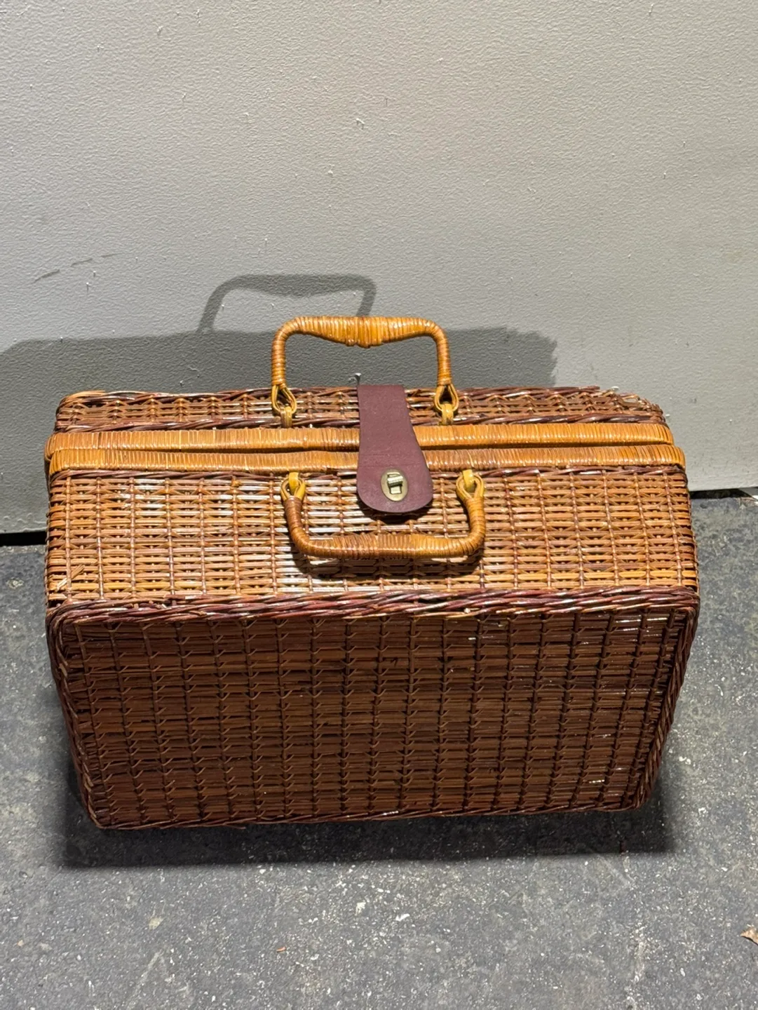Vintage Wicker Picnic Basket image indicator(5)