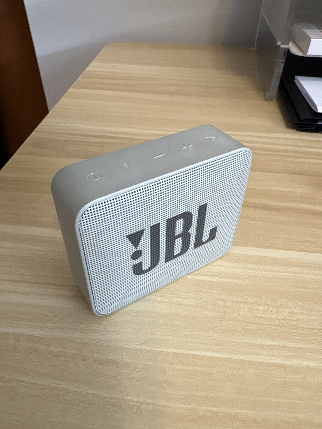 JBL Clip 2 Portable Bluetooth Speaker - Light Grey - photo 2