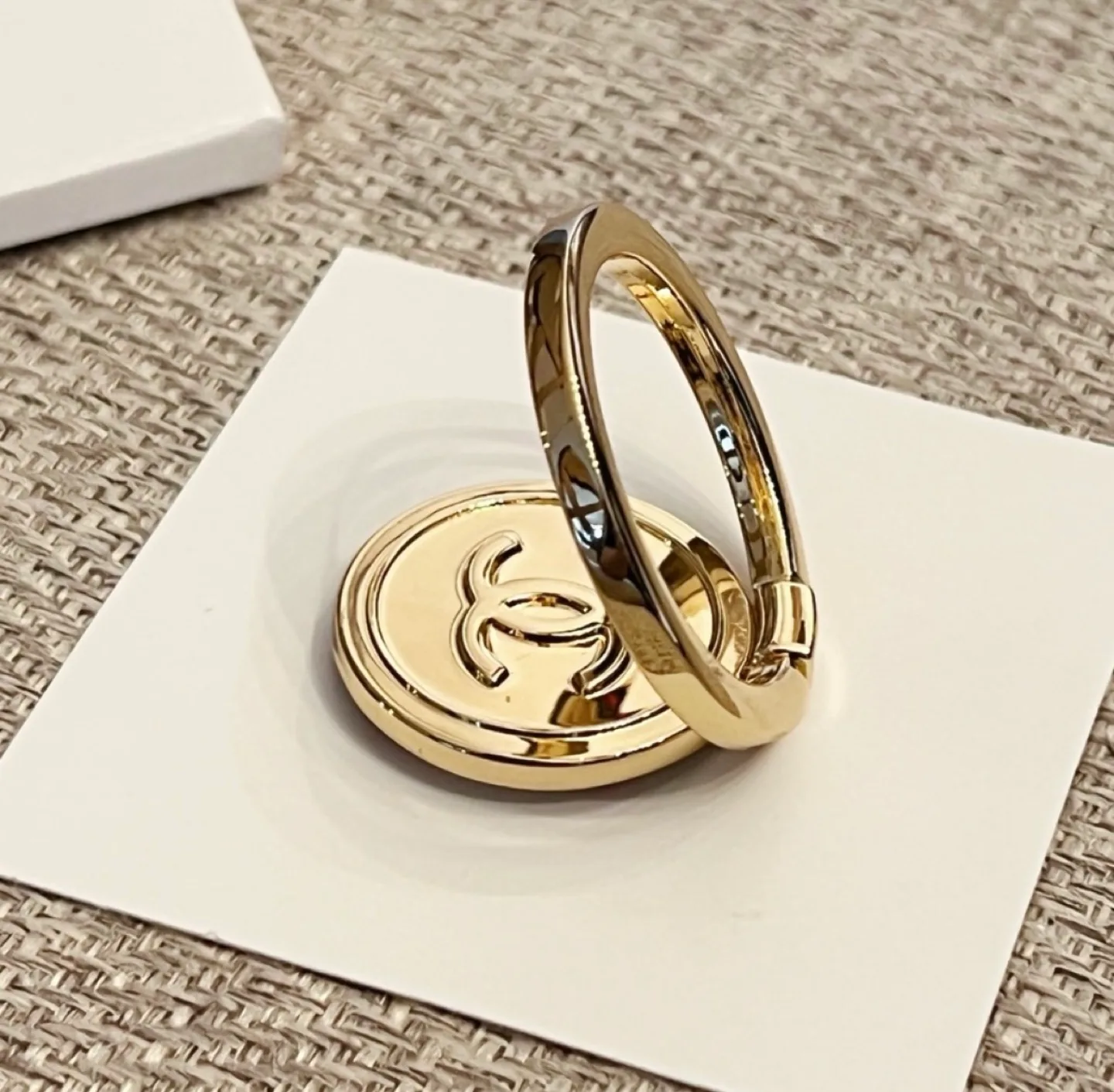 Chanel Beauté Gold Phone Ring Holder image indicator(2)