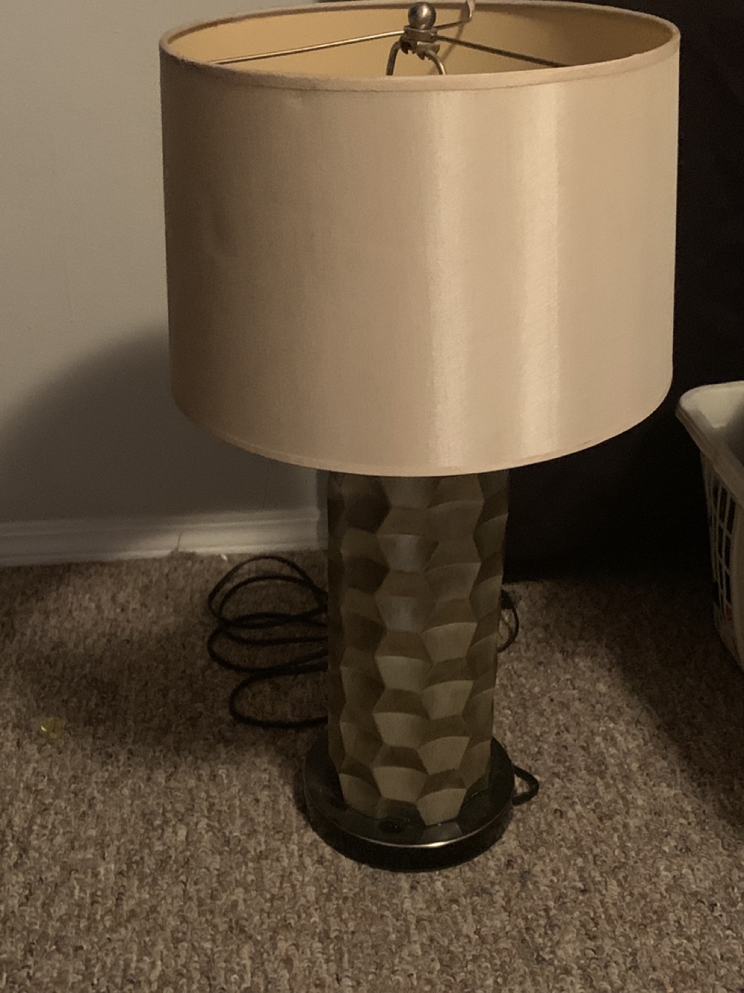 Elegant Table Lamp with Beige Shade - photo 2
