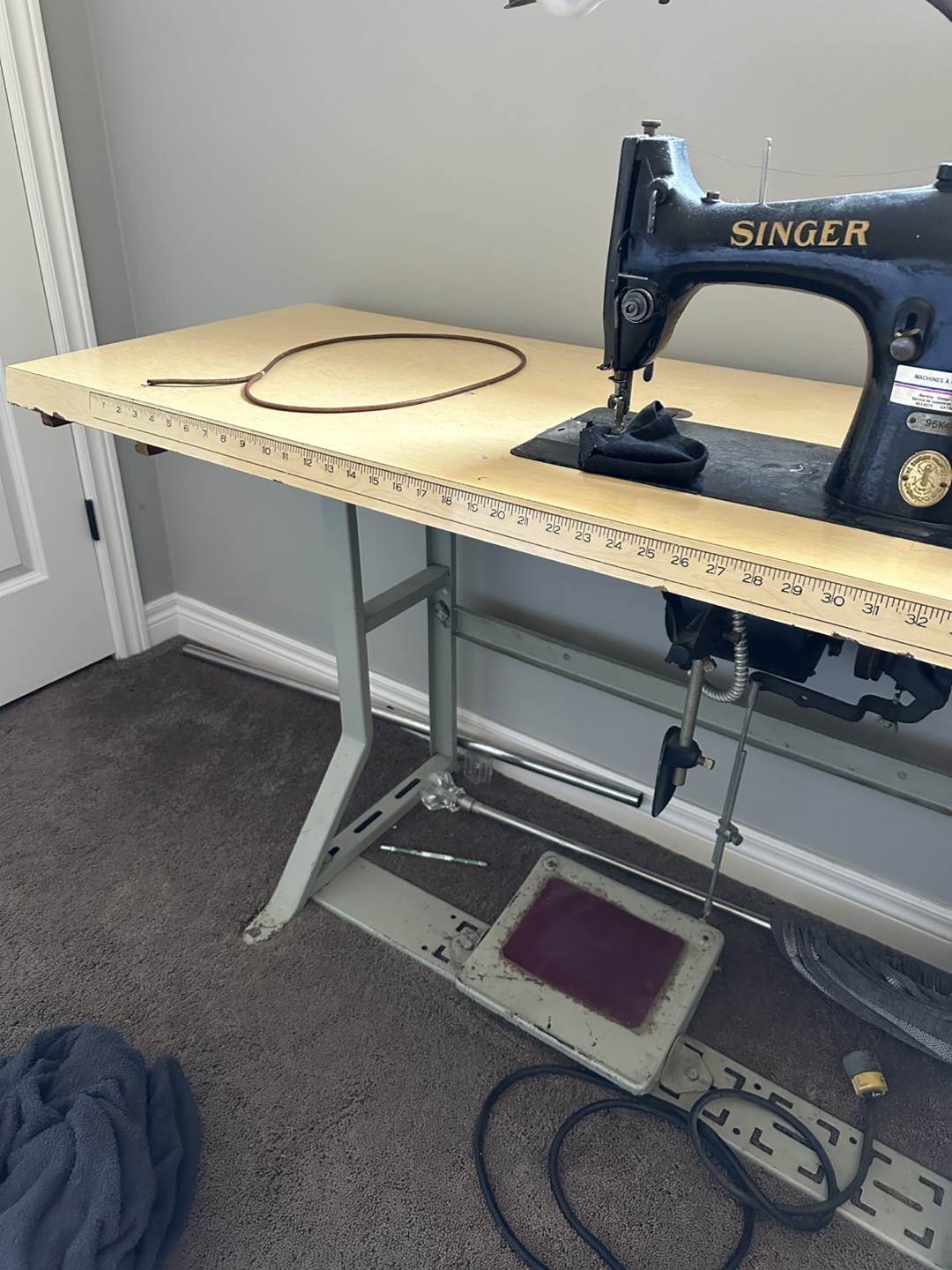 Vintage Singer Sewing Machine with Table - photo 3