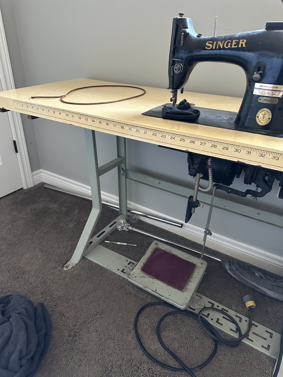 Vintage Singer Sewing Machine with Table - photo 4