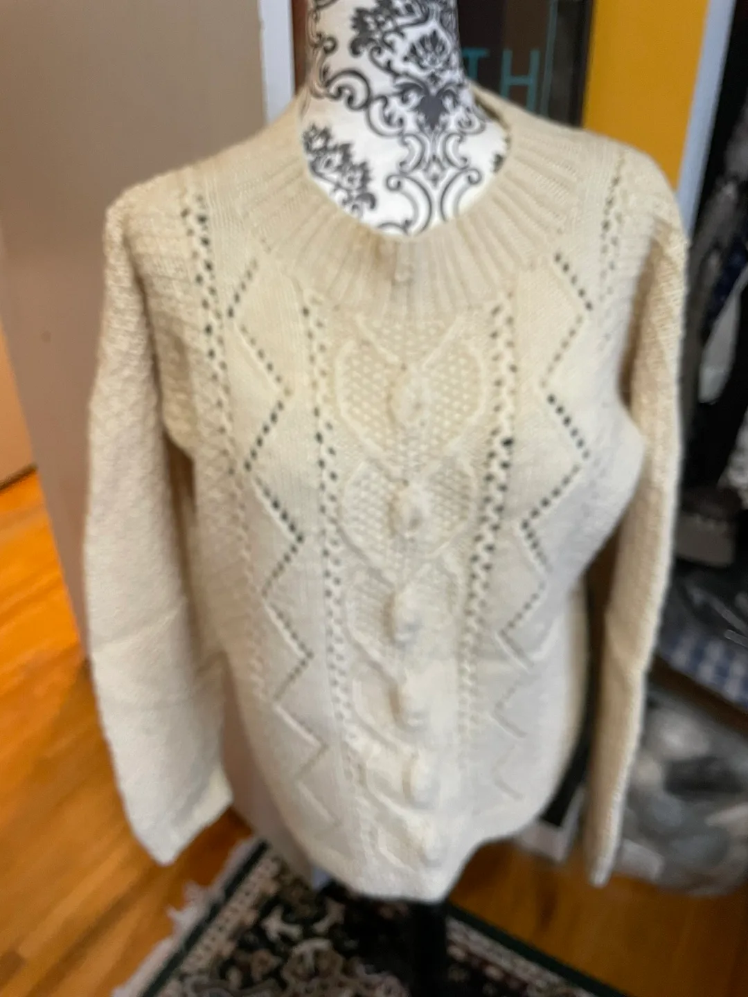 Cream-coloured Cable Knit Sweater image indicator(2)