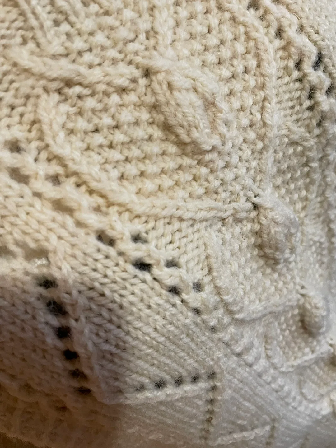 Cream-coloured Cable Knit Sweater image indicator(3)