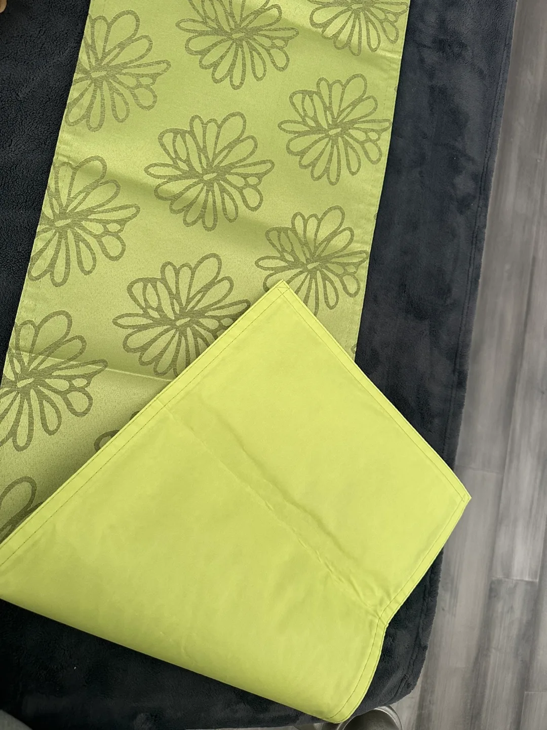 Lime Green Floral Table Runner image indicator(4)