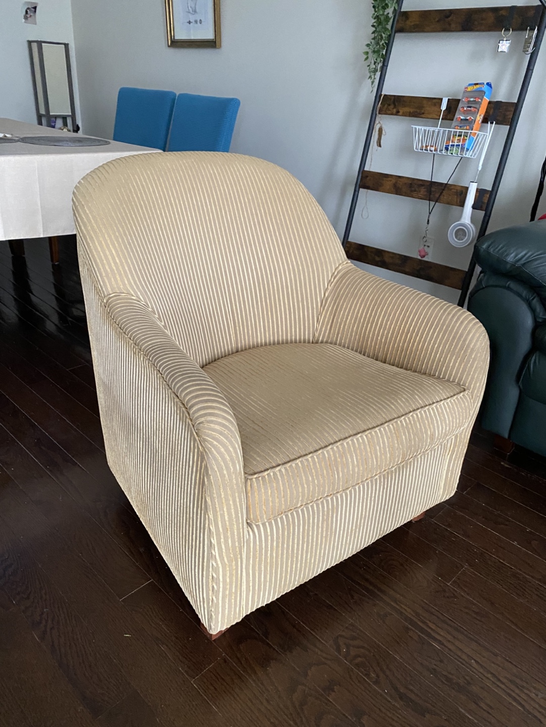 Cute comfy vintage accent chair!