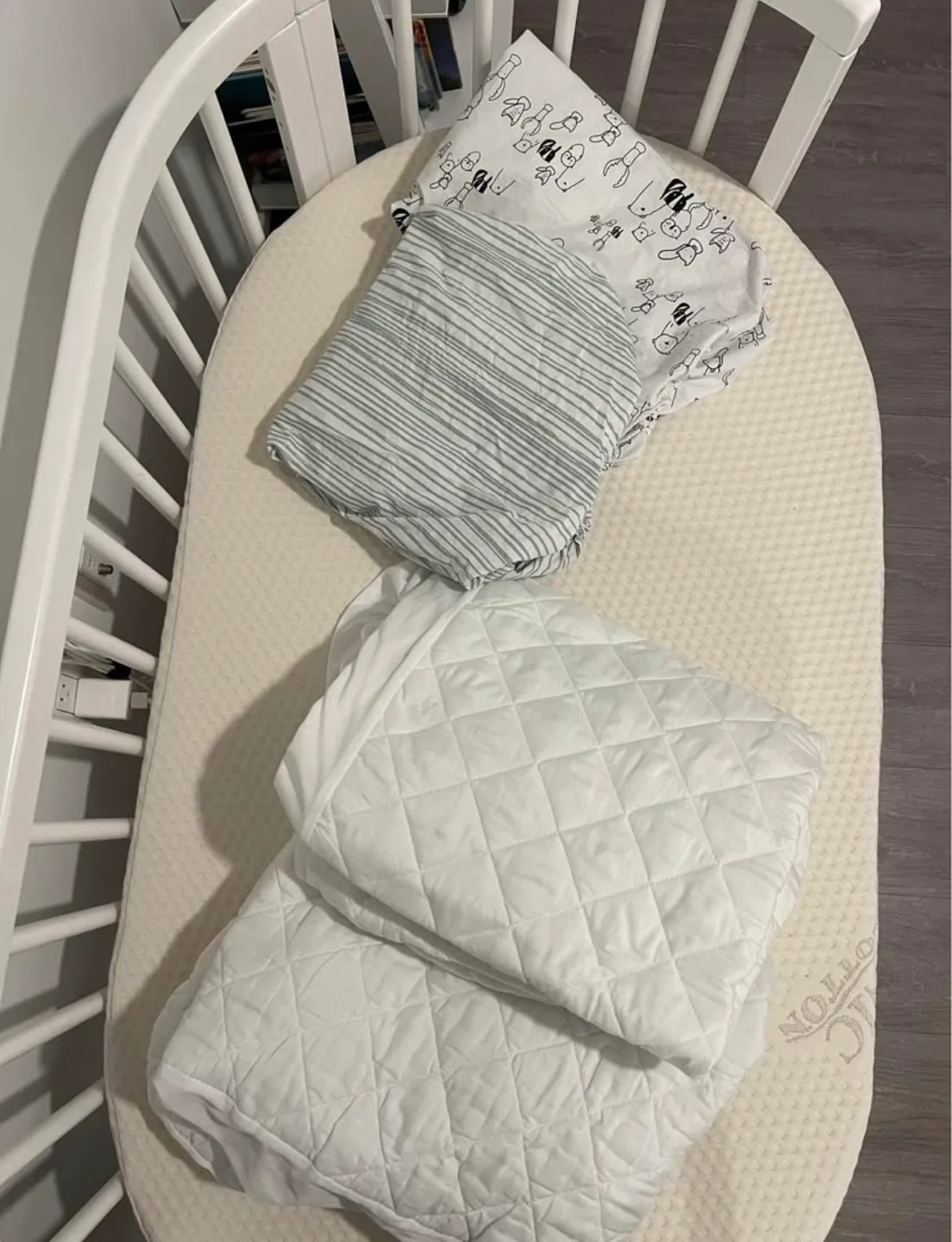 Coco Village oval crib white + mattress image indicator(5)