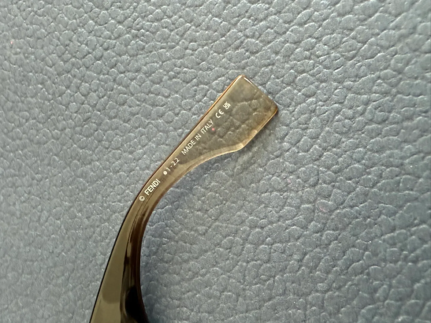 FENDI O'LOCK FE 40048U 01B Butterfly Sunglasses. image indicator(4)