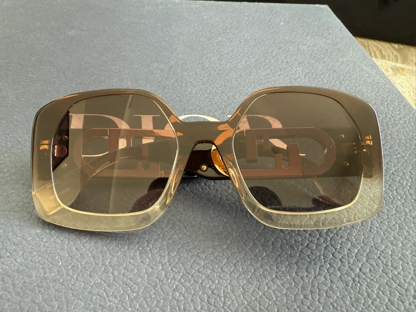 FENDI O'LOCK FE 40048U 01B Butterfly Sunglasses. image indicator(6)