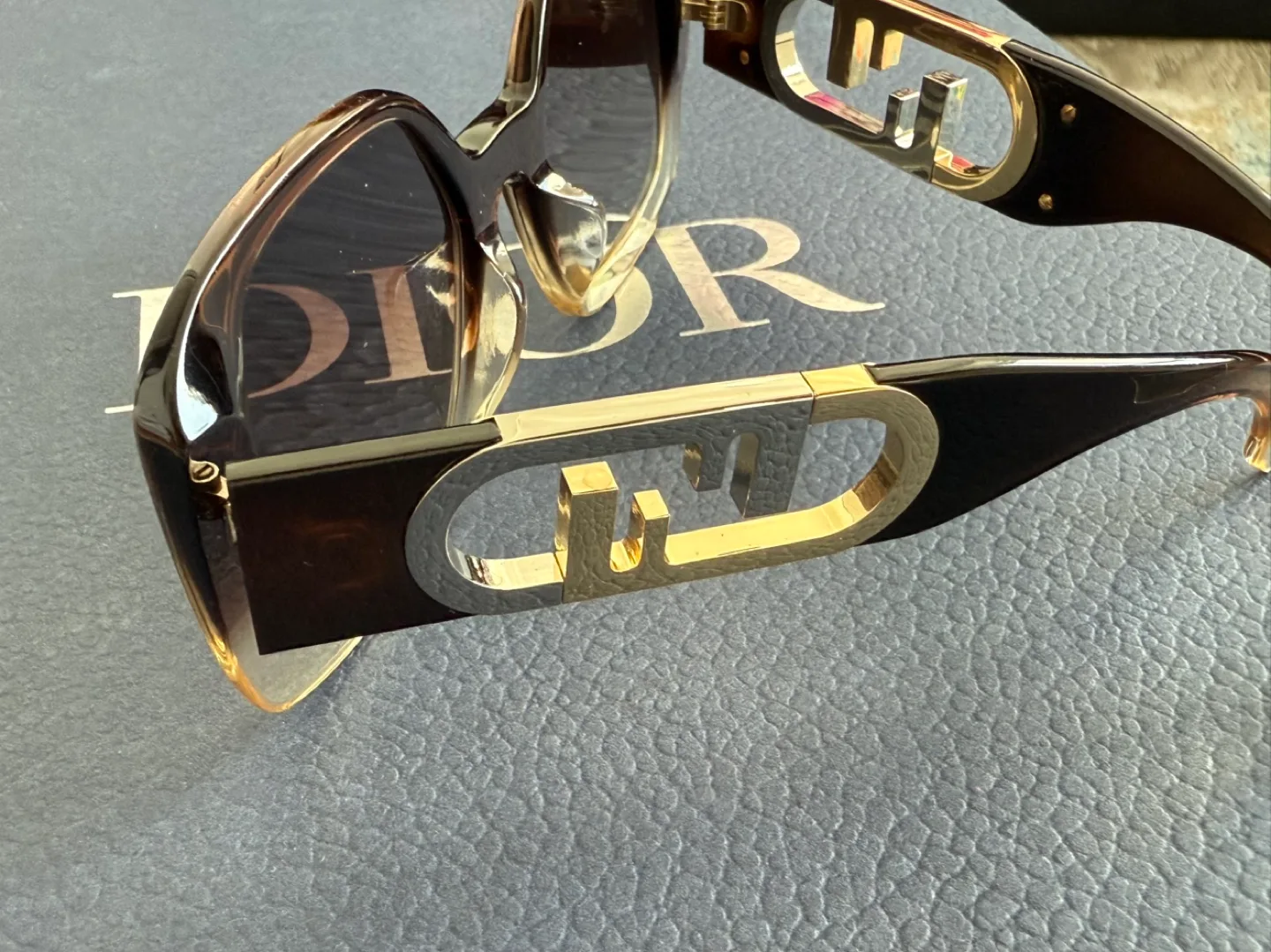 FENDI O'LOCK FE 40048U 01B Butterfly Sunglasses. image indicator(7)