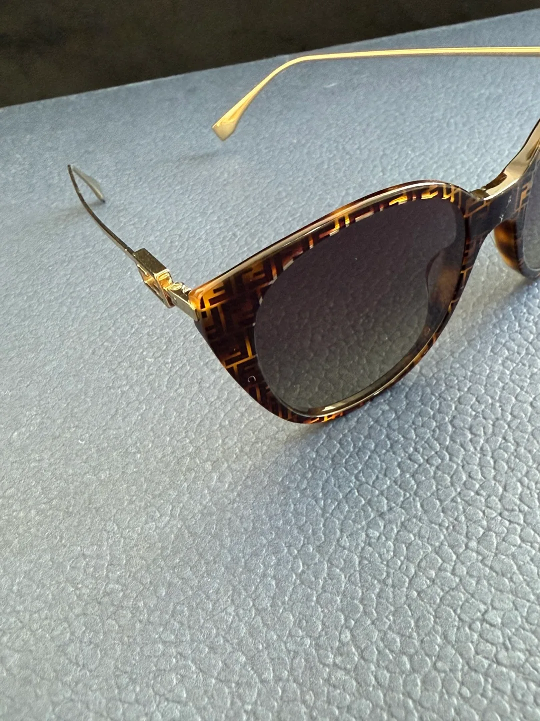 FENDI Brown Cat Eye Ladies Sunglasses FE40047I 55H. image indicator(3)