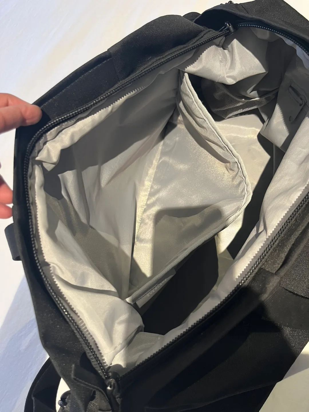 Everlane The ReNew Transit Weekender image indicator(4)