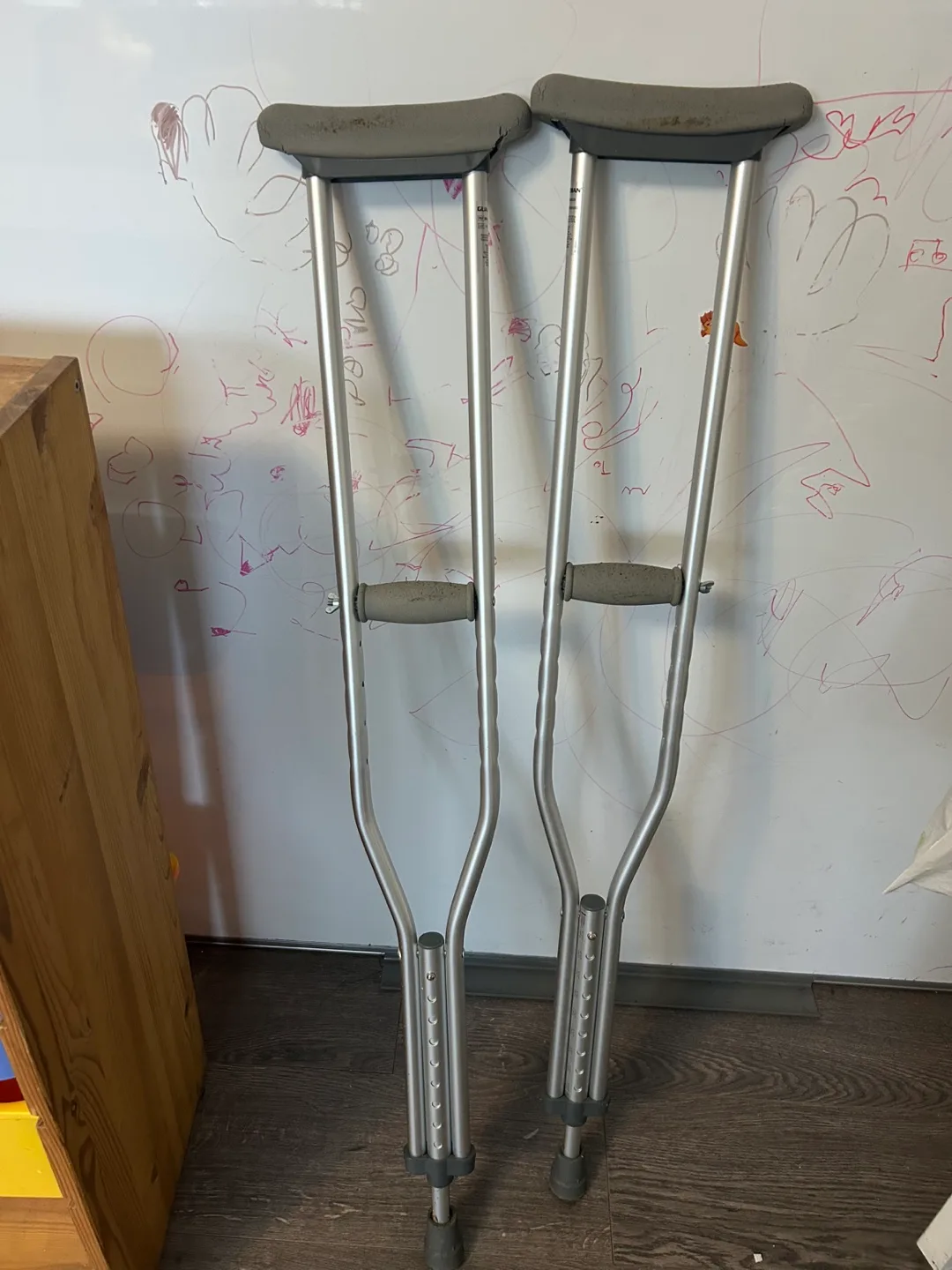 Pair of Used Adult Crutches thumbnail