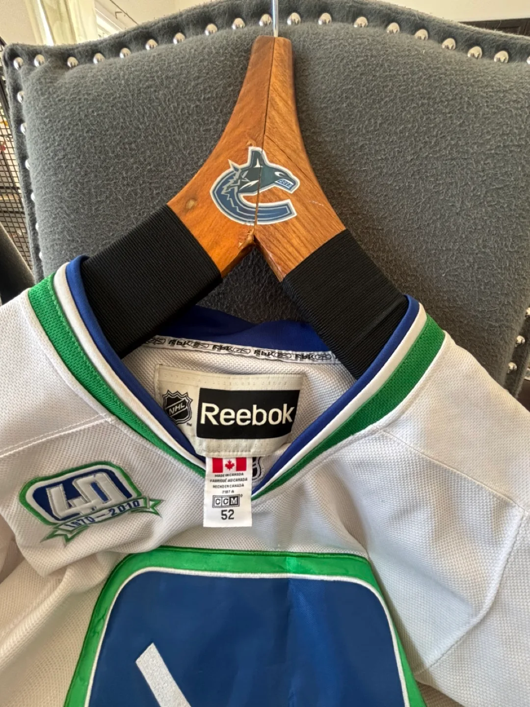 Luongo Canucks Reebok Jersey Size 52 image indicator(3)
