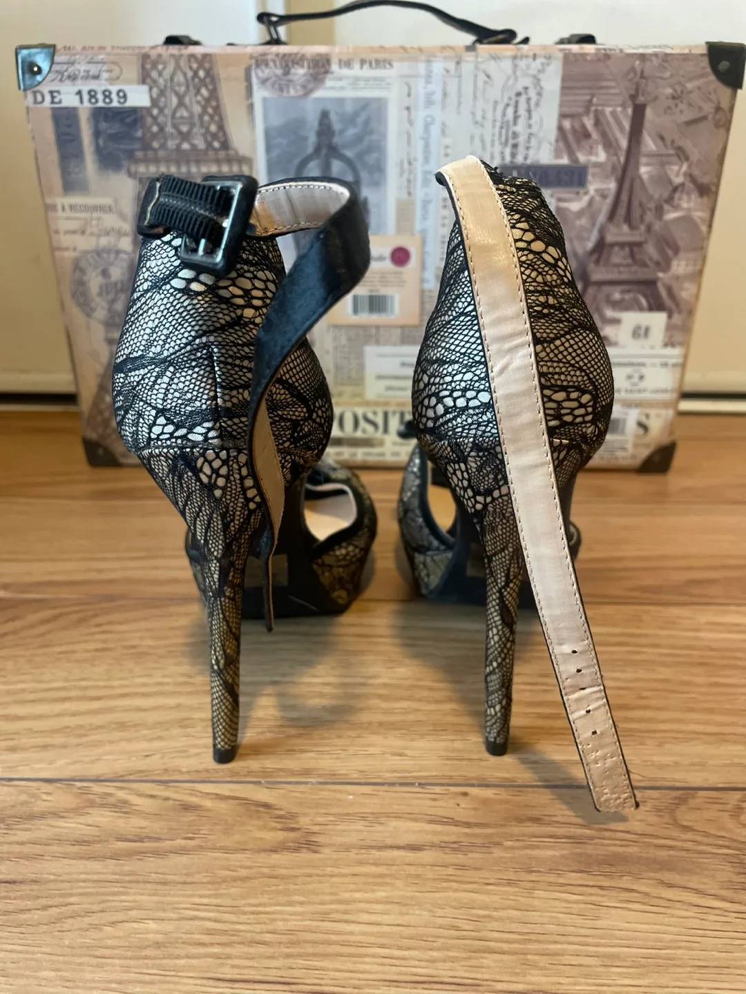 Wild Diva Lounge Black and Gold Lace Heels - Size 7 image indicator(2)