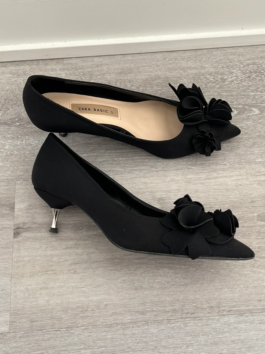 Zara Basic Black Flower Detail Heels Size 37 image indicator(3)